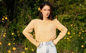 李沁黄色格子衫壁纸_2