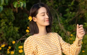 李沁黄色格子衫壁纸_4