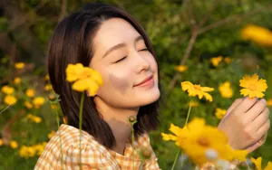 李沁黄色格子衫壁纸_5