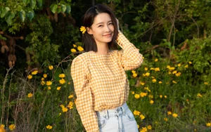 李沁黄色格子衫壁纸_6
