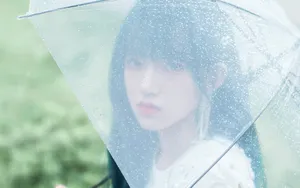 程潇白裙雨中漫步壁纸_7