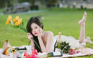 美女户外草地性感写真图片_2