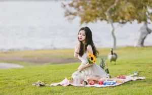美女户外草地性感写真图片_3