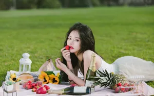 美女户外草地性感写真图片_4