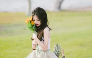 美女户外草地性感写真图片_5