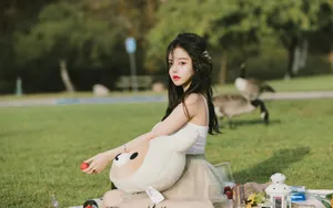美女户外草地性感写真图片_6
