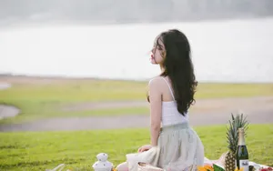 美女户外草地性感写真图片_7
