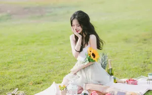 美女户外草地性感写真图片_8