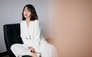 白百何西装短发壁纸_2