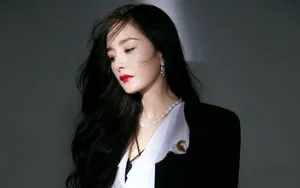 杨幂冷艳红唇写真壁纸_2