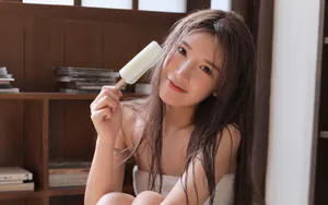 日系湿发美女写真图片