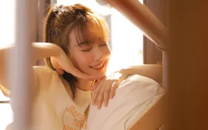 开朗阳光美女图片壁纸_4
