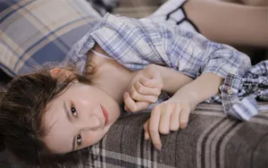 甜美吊带美女图片_7