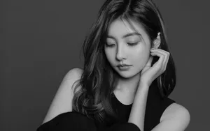 五官精致的女生美女图片_2