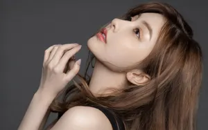 五官精致的女生美女图片_4