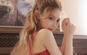 妩媚红裙美女图片_2