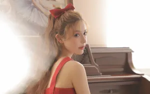 妩媚红裙美女图片_3