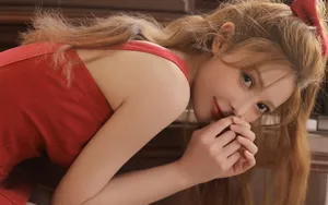 妩媚红裙美女图片_4