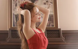 妩媚红裙美女图片_5