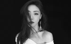 邓家佳性感露肩白裙图片_4