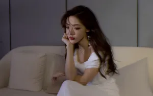 邓家佳性感露肩白裙图片_7