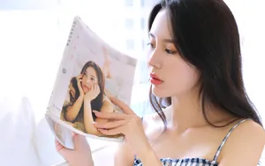 红唇吊带裙美女图片_2