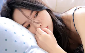 红唇吊带裙美女图片_3