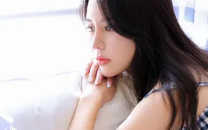 红唇吊带裙美女图片_4