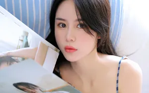 红唇吊带裙美女图片_5