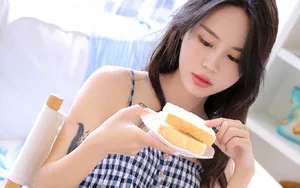 红唇吊带裙美女图片_8
