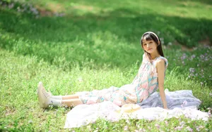 草地上的花裙子甜美女孩图片_2