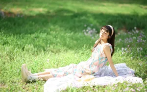 草地上的花裙子甜美女孩图片_3