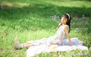 草地上的花裙子甜美女孩图片_4