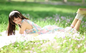 草地上的花裙子甜美女孩图片_5