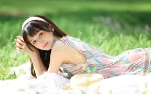 草地上的花裙子甜美女孩图片_6