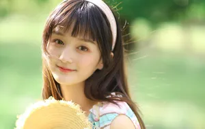 草地上的花裙子甜美女孩图片_7
