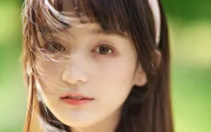 草地上的花裙子甜美女孩图片_8