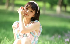 草地上的花裙子甜美女孩图片_9