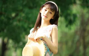 草地上的花裙子甜美女孩图片_10