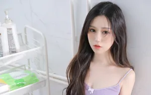 白嫩水灵吊带美女图片_2