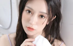 白嫩水灵吊带美女图片_7