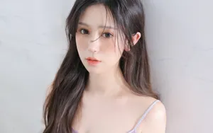 白嫩水灵吊带美女图片_8