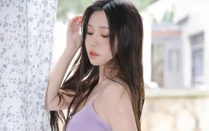 白嫩水灵吊带美女图片_9