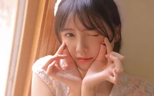 甜美黄色调美女图片