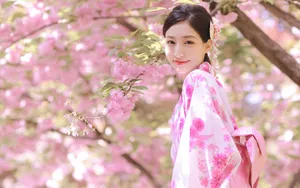 樱花下的娇美和服美女图片