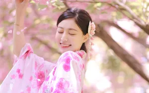 樱花下的娇美和服美女图片_3