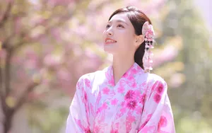 樱花下的娇美和服美女图片_4