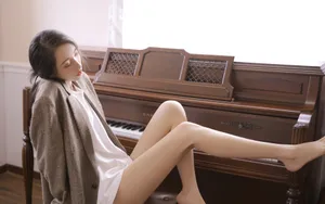 气质钢琴美女图片第1张