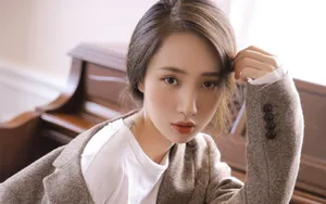 气质钢琴美女图片_2