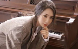 气质钢琴美女图片_5